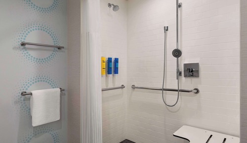 Zimmer, 1 King-Bett, barrierefrei (Roll-In Shower)