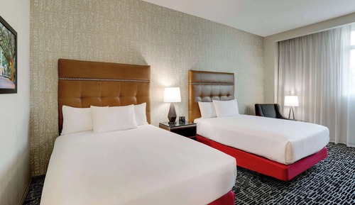 Deluxe-Zimmer, 2 Queen-Betten, barrierefrei, Kühlschrank und Mikrowelle (Roll In Shower, Hearing)