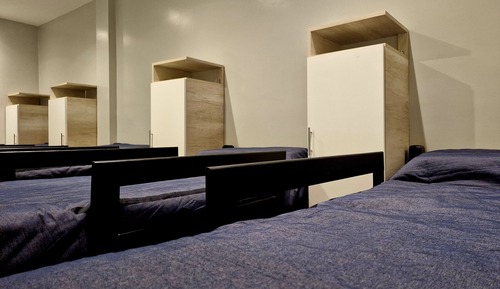 Gemeinsamer Schlafsaal, Nur Frauen, Gemeinschaftsbad