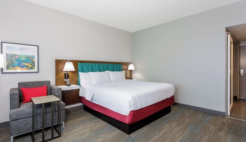 Zimmer, 1 King-Bett, Kühlschrank und Mikrowelle