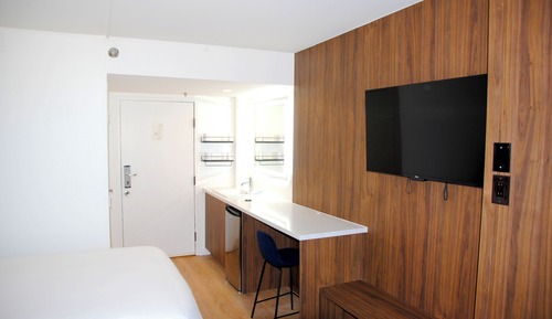 Doppelzimmer, 2 Doppelbetten (East - Freeway Facing)