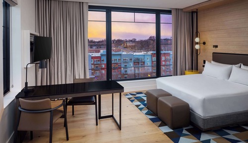 Zimmer, 1 King-Bett und Schlafsofa, Balkon, Stadtblick (Corner)