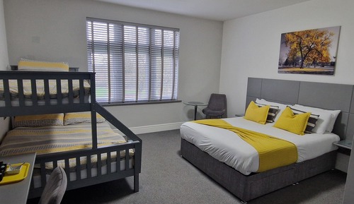 Familien-Doppelzimmer, Mehrere Betten, mit Bad, Gartenblick