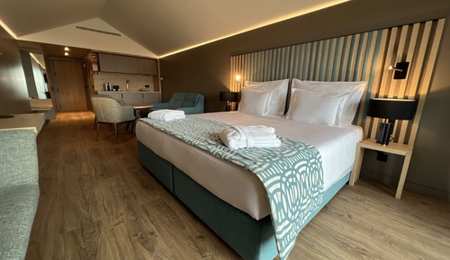 Design-Doppel- oder -Zweibettzimmer