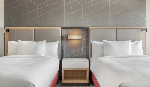 Suite, 2 Queen-Betten (Mobility/Hearing Access, Roll-in Shwr)