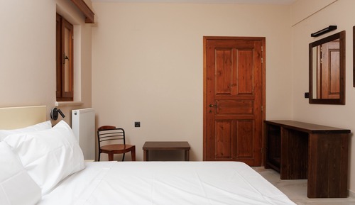 Basic-Doppel- oder -Zweibettzimmer, Hügelblick