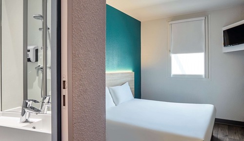Zimmer, 1 Doppelbett, eigenes Bad