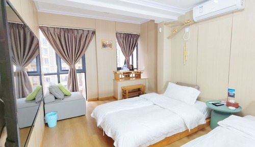Business-Doppel- oder -Zweibettzimmer