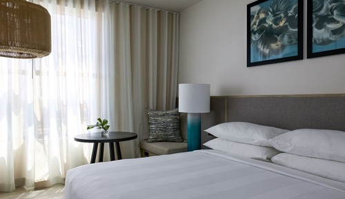 Zimmer, 1 King-Bett, Blick auf den Jachthafen (Mobility Accessible, Roll-in Shower)