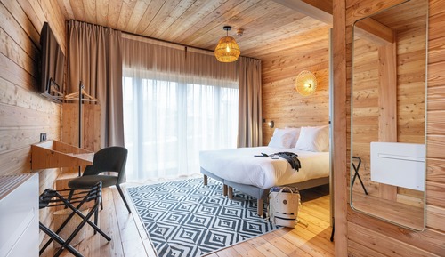 Garden Bedroom , 1 Queen Bed with Sofa bed