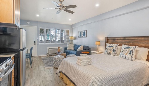 Zimmer, 1 Queen-Bett und Schlafsofa, Küche, Poolblick