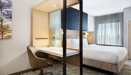 Suite, 1 King-Bett (Mobility/Hearing Access, Roll-in Shwr)