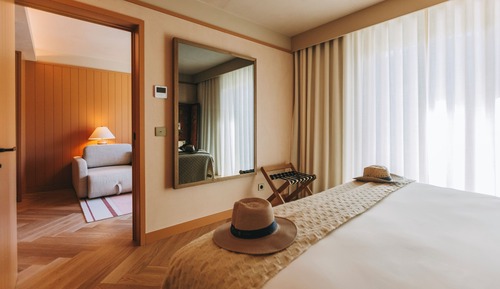 Junior-Suite, Badewanne, Flussblick