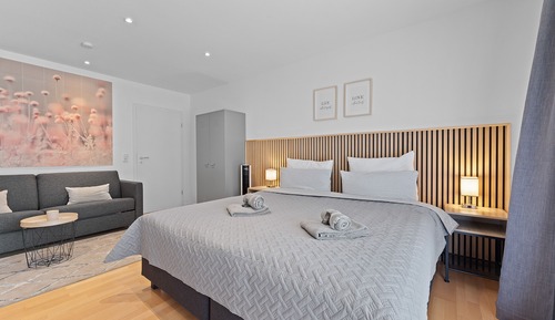 Grand-Apartment, 3 Schlafzimmer, Küche, zum Garten hin