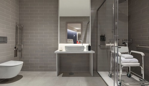 Zimmer, 1 King-Bett und Schlafsofa, barrierearme Badewanne