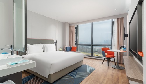 Standardzimmer, 1 King-Bett, Balkon (High Floor)