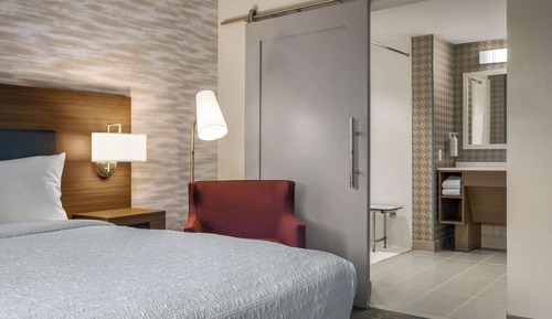 Basic-Studio, 1 King-Bett, barrierefrei (Mobility & Hearing, Roll-in Shower)