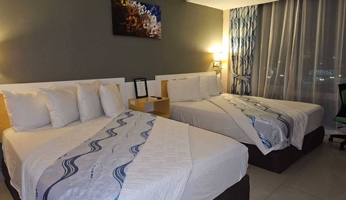 Familien-Doppelzimmer, 2 Queen-Betten, Nichtraucher, Poolzugang