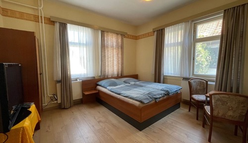 Doppel- oder Zweibettzimmer