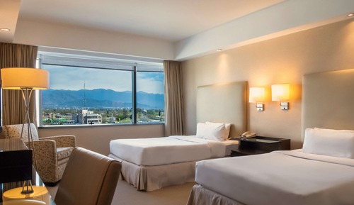 Zimmer, 2 Doppelbetten, Bergblick