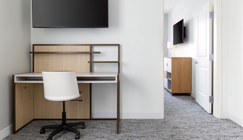 Suite, 1 King-Bett und Schlafsofa, Eckzimmer (Mobility/Hearing Access, Roll-in Shwr)