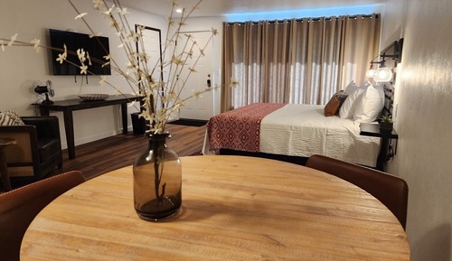 Zimmer, 1 King-Bett und Schlafsofa, Kochnische