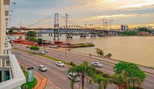 Loft Hercílio Luz by ¼ UmQuarto.