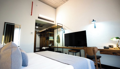 Superior French Bed City View