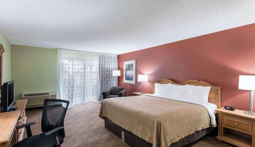 Deluxe King, 1 King Bed, Patio, Table & Chairs, Non-Smoking