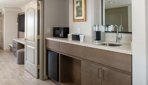 Suite, 2 Queen-Betten, barrierefrei (2 Room Governor Suite, Roll-In Shower)