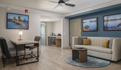 Suite, 1 King-Bett, barrierefrei (2 Room Suite, Roll-In Shower)