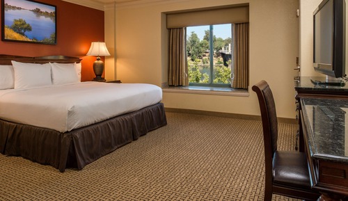 Suite, 1 King-Bett, barrierefrei, Eckzimmer (2 Room Governor Suite, Roll-In Shower)