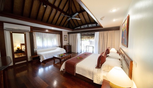 Bungalow, eigener Pool, zum Garten hin