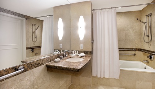 Zimmer, 2 Doppelbetten, barrierefrei, Badewanne (Accessible, Mobility/Hearing/Bathtub)