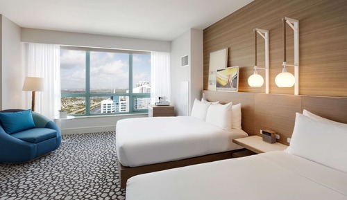 Zimmer, 2 Doppelbetten, eingeschränkter Meerblick