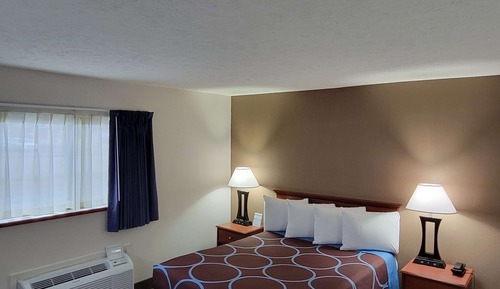 Standardzimmer, 1 King-Bett, Nichtraucher, Kühlschrank und Mikrowelle (Larger Room)