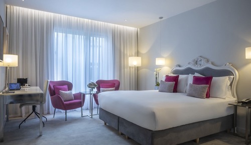 Deluxe Queen/King Room