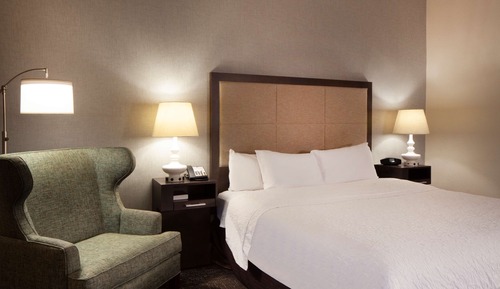 Zimmer, 1 King-Bett, barrierefrei, Nichtraucher (Mobility & Hearing, Roll-in Shower)