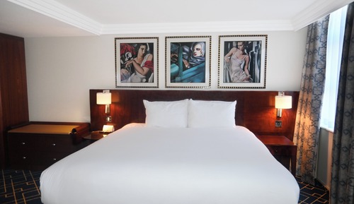 Premium-Zimmer, 1 Queen-Bett (Vintage Aircrafts View)