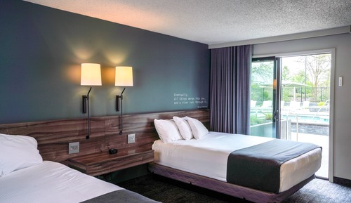 Zimmer, 2 Queen-Betten, Poolseite