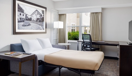 Suite, 2 Schlafzimmer (Mobility/Hearing Access, Roll-In Shwr)