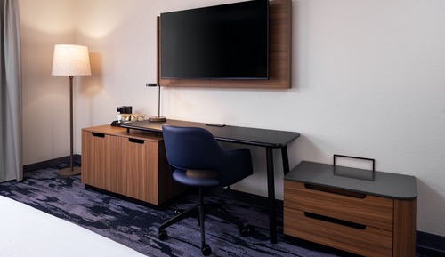 Basic-Zimmer, 1 King-Bett (Mobility/Hearing Access, Roll-In Shwr)