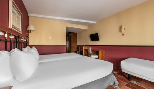 Dreibettzimmer (vistas a la catedral)