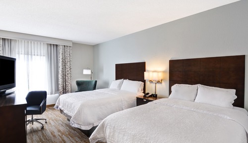 Zimmer, 2 Doppelbetten, barrierefrei, Badewanne