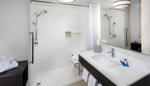 Zimmer, 1 King-Bett, barrierefrei (Communication, Mobil Roll-In Shower)