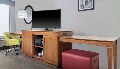 Zimmer, 1 King-Bett, Kühlschrank und Mikrowelle