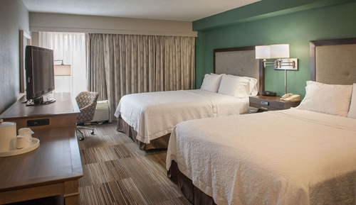 Zimmer, 2 Doppelbetten, barrierefrei (Roll in Shower)