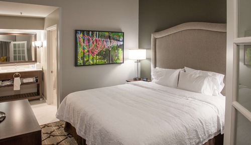 Zimmer, 1 King-Bett, Kühlschrank und Mikrowelle (Wet Bar)