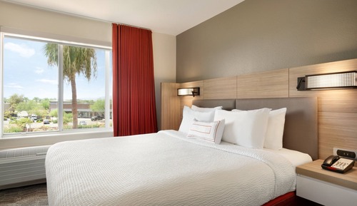 Suite, 1 King-Bett (Mobility/Hearing Access, Roll-In Shwr)