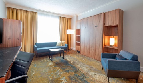Regency, Suite, 1 King-Bett